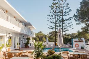 Bazén v ubytování Hostal Es Pi - Emar Hotels nebo v jeho okolí