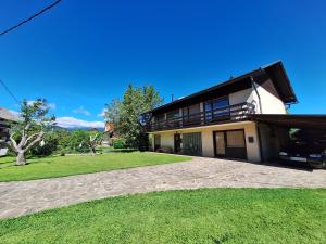 ein großes Haus mit einem Rasen davor in der Unterkunft Vintage Apartment Bled in Bled