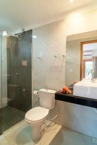 a bathroom with a toilet and a sink at Pousada Cactus Jeri in Jericoacoara