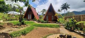 a house in a forest with a yard at Villa Marcelinus in Kelimutu