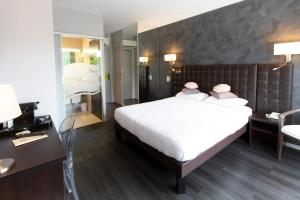 Postel nebo postele na pokoji v ubytování Logis Hotel - Restaurant - Spa - Le Relais de Farrou