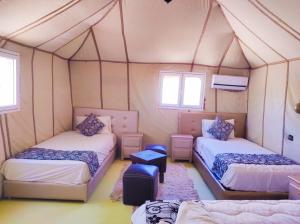 Postel nebo postele na pokoji v ubytování Royal Morocco Camp
