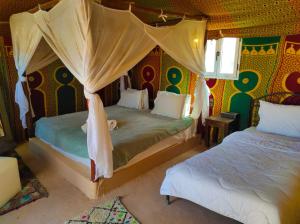 Postel nebo postele na pokoji v ubytování Royal Morocco Camp