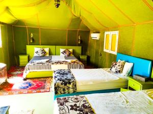 Postel nebo postele na pokoji v ubytování Royal Morocco Camp