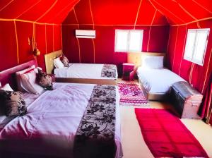 Postel nebo postele na pokoji v ubytování Royal Morocco Camp