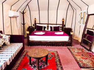 Postel nebo postele na pokoji v ubytování Royal Morocco Camp