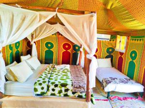 Postel nebo postele na pokoji v ubytování Royal Morocco Camp