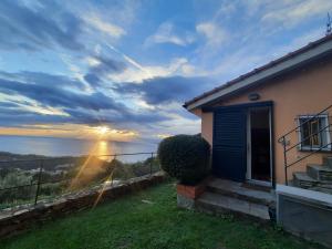 een huis met uitzicht op de zonsondergang bij LA FINESTRA SUL MARE in Camogli +11 foto's