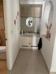 un baño con lavabo y espejo en Évasion en bord de mer, en Nabeul