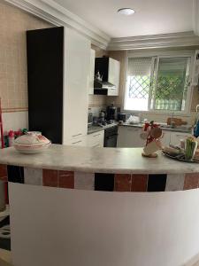 una cocina con encimera en el centro en Évasion en bord de mer, en Nabeul 1 foto más