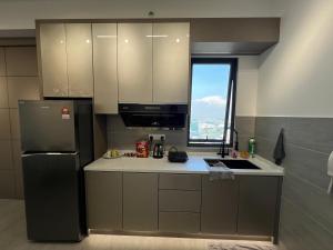 Η κουζίνα ή μικρή κουζίνα στο Setia Alam Sunsuria Forum 3BR Stylish Suites