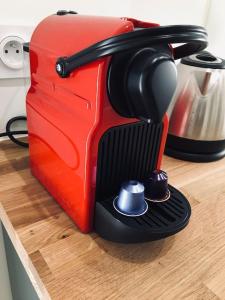 a toaster sitting on top of a wooden counter at Le Dupont, 2 chambres & Parking privé in Grenoble +14 photos
