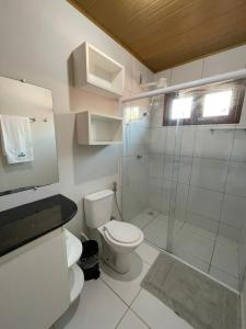 un bagno con wc e doccia in vetro di Chaleville Coqueiro - Chalé 1702 a Luis Correia