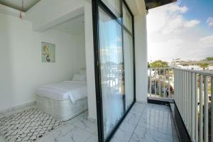 a room with a balcony with a mattress at Luxury TownHouse in Douala