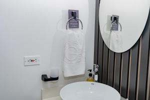 Koupelna v ubytování Apartamentos Gema Lujosos en Laureles + 26 fotografií