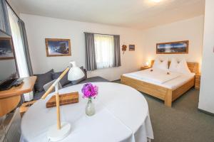 Ein Bett oder Betten in einem Zimmer der Unterkunft Untersulzberghof