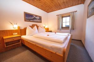 ein Schlafzimmer mit einem Holzbett in einem Zimmer in der Unterkunft Untersulzberghof in Radstadt