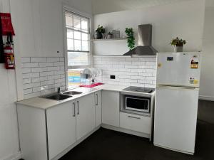 Kitchen o kitchenette sa Palm Hamilton Backpacker