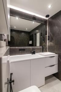 Kúpeľňa v ubytovaní LEOGRAND Jacuzzi on Shevchenka 31a + 8 fotografií