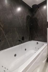 Kúpeľňa v ubytovaní LEOGRAND Jacuzzi on Shevchenka 31a