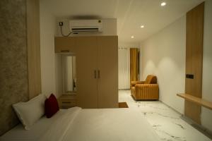 Giường trong phòng chung tại HOTEL THE MANSION -Deralakatte Mangalore