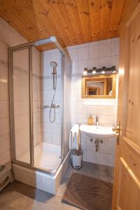 ein Badezimmer mit Dusche und Waschbecken in der Unterkunft Untersulzberghof in Radstadt + 37 Fotos