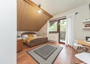 a bedroom with a bed and a table at Pokoje Gościnne Perła in Brenna