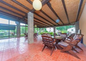 a patio with a table and chairs and a ceiling at Pokoje Gościnne Perła in Brenna