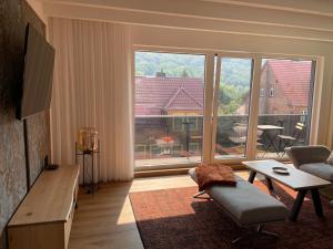 ein Wohnzimmer mit Couch und großem Fenster in der Unterkunft Ferienwohnung Strohbär in Leißling in Leißling