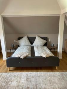 Ein Bett oder Betten in einem Zimmer der Unterkunft Ferienwohnung Strohbär in Leißling