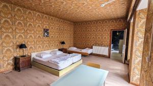 una camera da letto con un letto e un tavolo di DOMAIN LA ROSIÈRE jusqu'à 50 personnes piscine tennis et Basket a Diemeringen