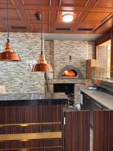 Kuchyň nebo kuchyňský kout v ubytování Buffet de la gare Courtelary