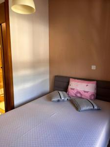 Postel nebo postele na pokoji v ubytování Buffet de la gare Courtelary + 11 fotografií