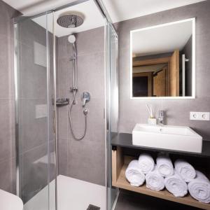 une salle de bain avec douche et lavabo dans l'établissement Schöneben Appartementen Top 1, à Wald im Pinzgau
