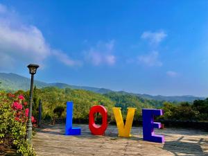 三义三义峰州小木屋的木板路上写着“爱”的标志