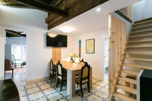 a kitchen and dining room with a wooden table and chairs at Apartamento con PARKING- Altior - Catedral Homes in Ávila