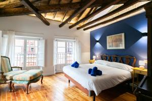 a bedroom with two beds and a blue wall at Apartamento con PARKING- Altior - Catedral Homes in Ávila