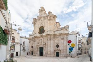 an old stone church in a street at La Greca 59 in Putignano