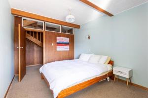 Ένα ή περισσότερα κρεβάτια σε δωμάτιο στο Sunny 1 bedroom flat with parking