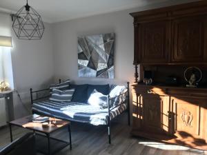 a living room with a couch and a table at Casa Bella Ella in Vinningen