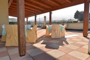 un tavolo e delle sedie seduti su un patio di Hotel Due Pini a Melfi
