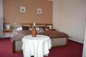 En eller flere senger på et rom på Resort Hotel Zvíkov