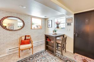 ラピッドシティにあるCentrally Located Apt Near Downtown Rapid City!のデスク、椅子、鏡が備わる客室です。
