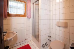 een badkamer met toilet en wastafel bij Chalet Alpine Royal B Top 20 in Krimml