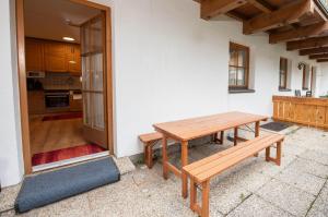 een patio met een houten tafel en 2 banken bij Chalet Alpine Royal B Top 20 in Krimml +3 foto's