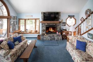 Posezení v ubytování Four Season Ski, Lake & Golf Home on Lake Rescue