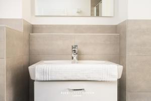 Un baño con un lavabo blanco y un espejo. en Fewo Meerluft nur wenige Minuten vom Hafen und Strand entfernt, en Laboe 10 fotos más