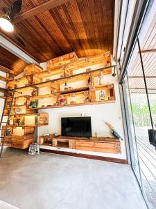 a living room with a wall of wooden shelves at Arquitetura única na Granja Viana in Jandira