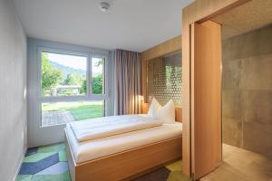 Tempat tidur dalam kamar di The Lab Hotel & Apartments