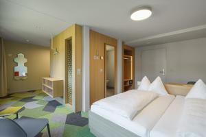 Tempat tidur dalam kamar di The Lab Hotel & Apartments